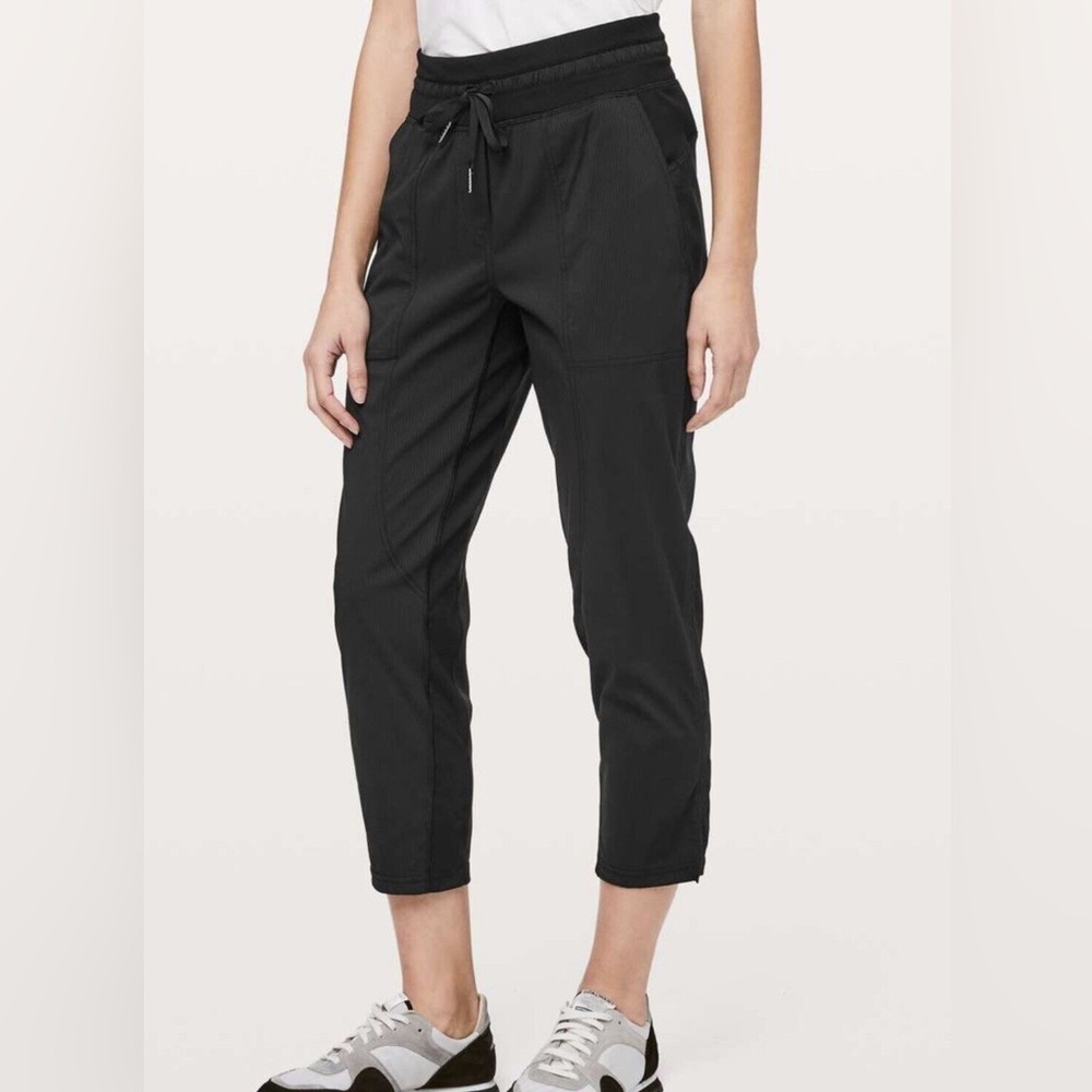 Lululemon Sz 2 Black Dance Studio Crop *25" Pants